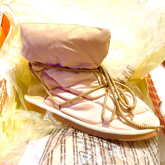 Fabletics Honey Milk Cozy Booties - Picture 1 of 7